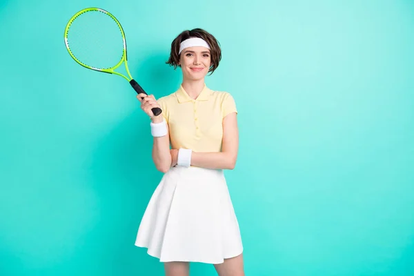 Foto van aantrekkelijke mooie mooie dame dragen tennis sportieve uniform praktijk hold racket geïsoleerd op teal kleur achtergrond — Stockfoto