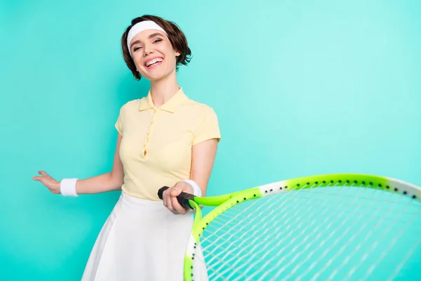 Foto van vrolijke mooie dame hold racket dienen bal glimlach sportief geïsoleerd op pastel teal kleur achtergrond — Stockfoto