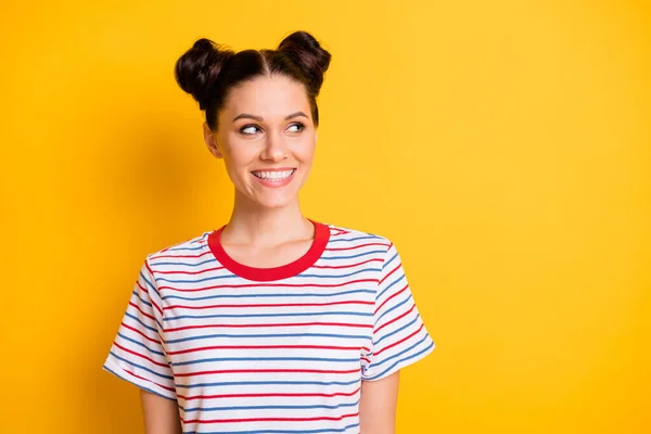 Foto von süßen lustigen jungen Frau tragen gestreifte T-Shirt lokking leeren Raum isoliert gelbe Farbe Hintergrund — Stockfoto