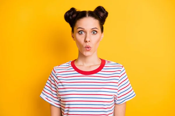 Foto von lustig schockiert junge Frau tragen gestreifte T-Shirt große Augen Lippen schmollte isoliert gelbe Farbe Hintergrund — Stockfoto