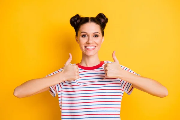 Фото чарівної солодкої молодої жінки в смугастій футболці, що показує великі пальці вгору ізольований жовтий кольоровий фон — стокове фото