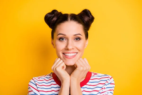 Foto de sonho encantador menina vestida listrado t-shirt braços queixo sorrindo isolado cor amarela fundo — Fotografia de Stock