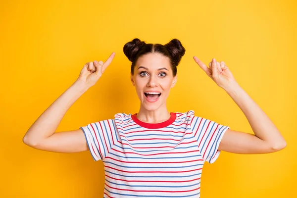 Foto de doce impressionado jovem mulher usar listrado t-shirt mostrando dedos penteado isolado cor amarela fundo — Fotografia de Stock