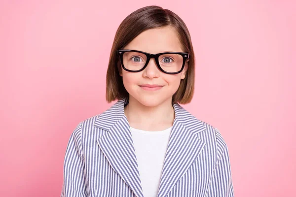 Ritratto di attraente allegro contenuto ragazza carina indossare occhiali specs isolato su sfondo rosa pastello — Foto Stock