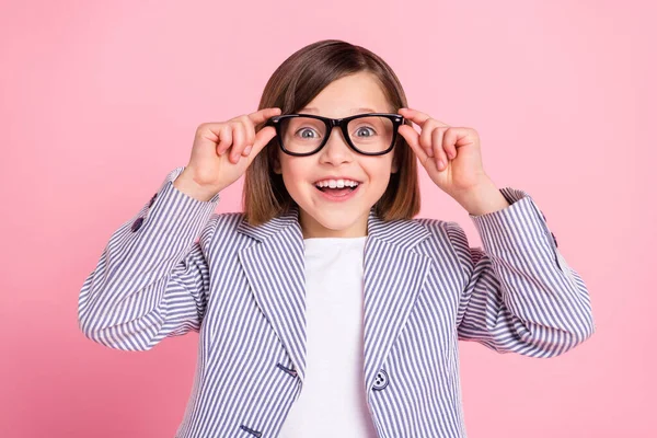 Retrato de atraente alegre surpreendido intelectual menina aprendiz tocando especificações isoladas sobre cor pastel rosa fundo — Fotografia de Stock