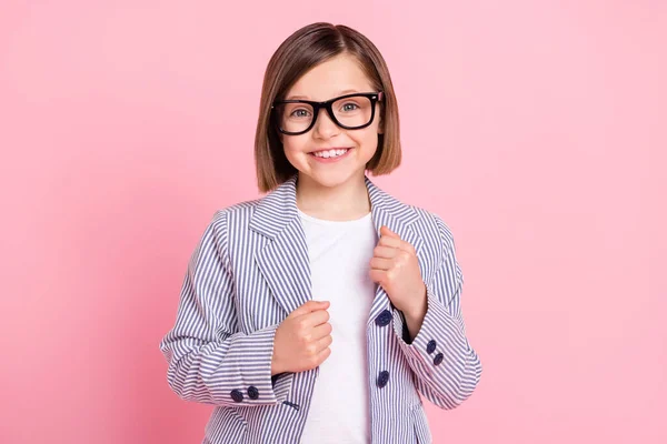 Retrato de atraente alegre preteen menina estudante aprendiz vestindo especificações posando isolado sobre cor pastel rosa fundo — Fotografia de Stock