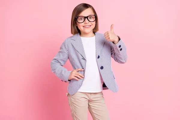 Πορτρέτο της ελκυστική έκπληκτος χαρούμενος μαθητής πριν από την εφηβεία κορίτσι δείχνει μικρογραφία διαφήμιση απομονώνονται σε ροζ παστέλ χρώμα φόντο — Φωτογραφία Αρχείου