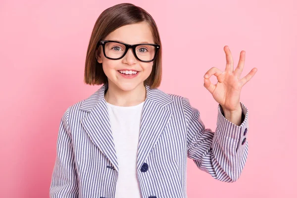 Portret atrakcyjny wesoły nastolatek dziewczyna uczeń pokazując ok-znak reklama doskonałe zaufanie izolowane ponad różowy pastelowy kolor tła — Zdjęcie stockowe