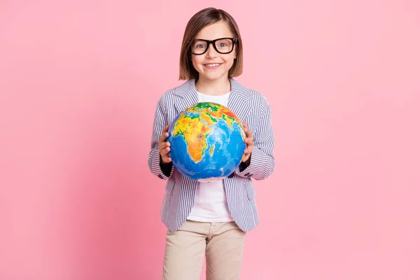 Ritratto di attraente ragazza allegra alla moda che tiene in mano globo esplorando mappa clima isolato su sfondo rosa pastello — Foto Stock