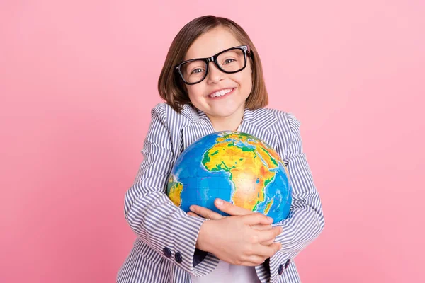 Ritratto di attraente ragazza allegra che abbraccia globo diritto internazionale viaggio continente isolato su rosa pastello colore sfondo — Foto Stock