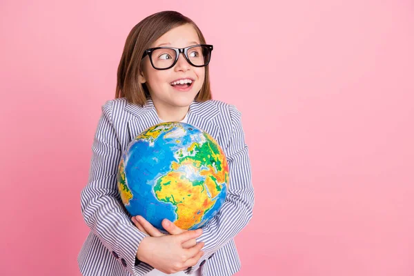 Ritratto di attraente allegra ragazza abbracciando globo cercando da parte spazio copia isolato su sfondo rosa pastello colore — Foto Stock