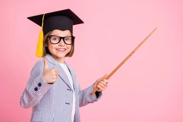 Photo de smart petite fille montrer pouce point porter lunettes rayé blazer isolé sur fond rose pastel — Photo