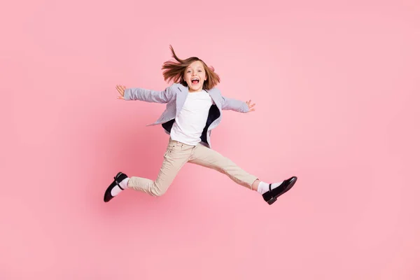 Foto de cuerpo completo de niña salto usar pantalones de chaqueta a rayas zapatos aislados sobre fondo de color rosa pastel —  Fotos de Stock