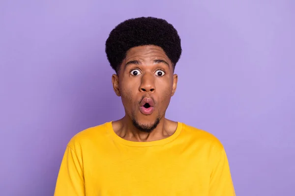 Portret van aantrekkelijke verwarde verbaasd man plotselinge nieuws reactie pruillip geïsoleerd over paarse kleur achtergrond — Stockfoto
