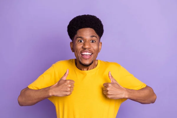 Foto di allegra giovane pelle scura uomo felice fare pollici su raccomandare isolato su sfondo di colore viola — Foto Stock