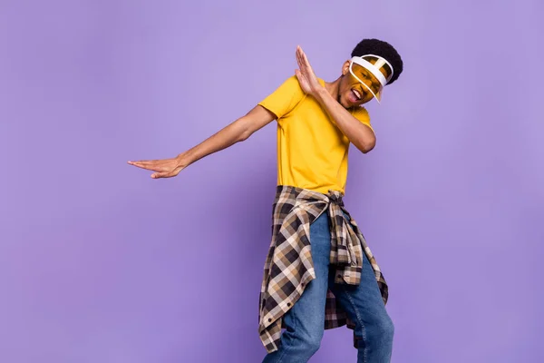 Portrét atraktivní veselý chlap na sobě slunce klobouk klubové baví zbytek izolované přes fialové fialové barvy pozadí — Stock fotografie