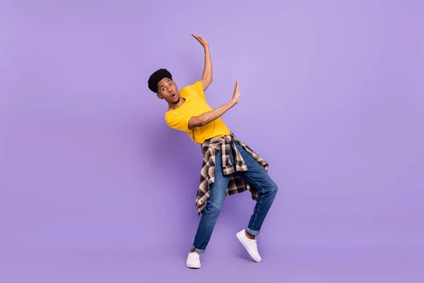 Longitud completa tamaño del cuerpo vista de atractivo chico sorprendido bailando clubbing tener diversión buen humor aislado sobre violeta color púrpura fondo — Foto de Stock