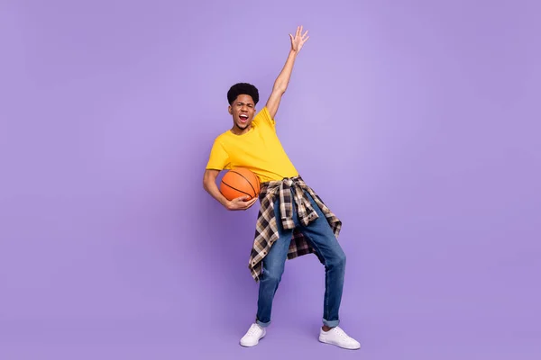 Full längd kroppsstorlek bild av attraktiv glad kille som håller orange boll har kul isolerad över violett lila färg bakgrund — Stockfoto