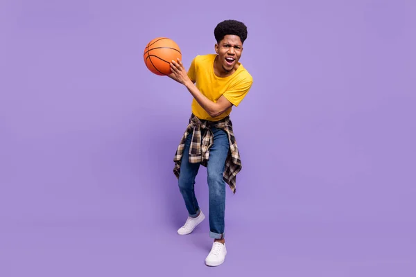 Plná délka velikosti těla pohled na atraktivní veselý chlap držící míč plaing hra izolované přes fialové fialové barvy pozadí — Stock fotografie