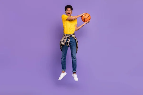 보랏빛 배경에서 고립되어 재미를 즐기고 농구를 하고 있는 매력적 인 쾌활 한 남자의 전체 몸길이 사진 — 스톡 사진