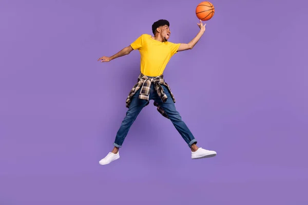 Longitud completa tamaño del cuerpo vista de atractivo alegre éxito saltando jugando baloncesto aislado sobre violeta color púrpura fondo — Foto de Stock