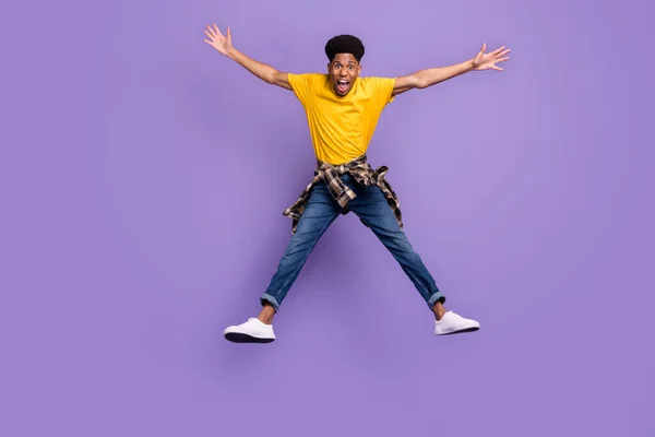 Full längd kroppsstorlek bild av attraktiv glad cool galen kille hoppa ha kul isolerad över violett lila färg bakgrund — Stockfoto