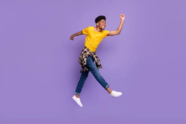 Full längd kroppsstorlek syn på attraktiv glad glad kille hoppa promenader gott humör isolerad över violett lila färg bakgrund — Stockfoto