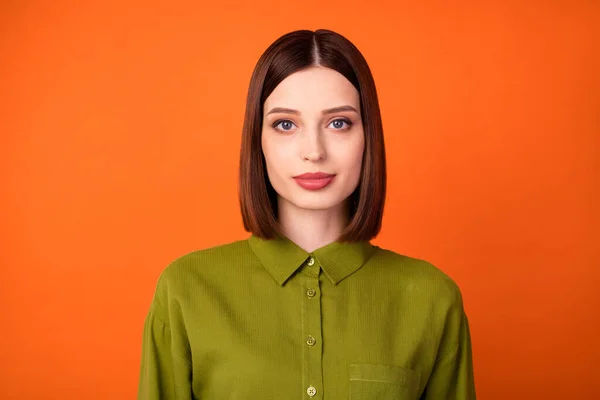 Foto de bom penteado morena jovem senhora desgaste camisa cáqui isolado no fundo cor de laranja — Fotografia de Stock