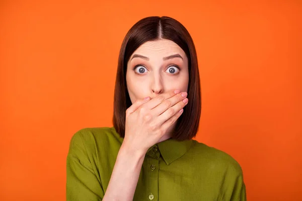 Foto van gestrest brunette kapsel millennial dame dicht mond dragen groen shirt geïsoleerd op oranje kleur achtergrond — Stockfoto