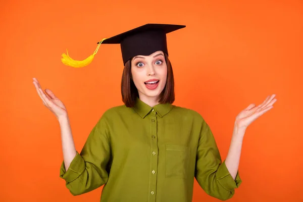 Foto van onder de indruk bob hairdo millennial dame armen omhoog dragen hoofddeksel kaki shirt geïsoleerd op oranje kleur achtergrond — Stockfoto