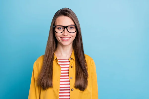 Foto di allegro felice bella donna sorriso indossare occhiali buon umore sorriso isolato su sfondo di colore blu pastello — Foto Stock