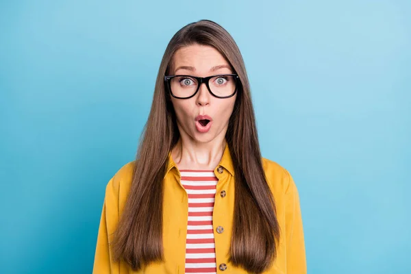 Photo of young pretty woman amazed shocked surprised fake novelty news isolated over blue color background — Stock Photo, Image