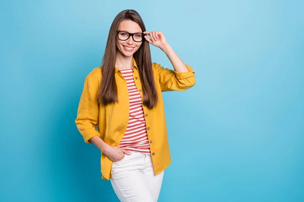 Foto av ung attraktiv affärskvinna glad positiva leende säker isolerad över blå färg bakgrund — Stockfoto