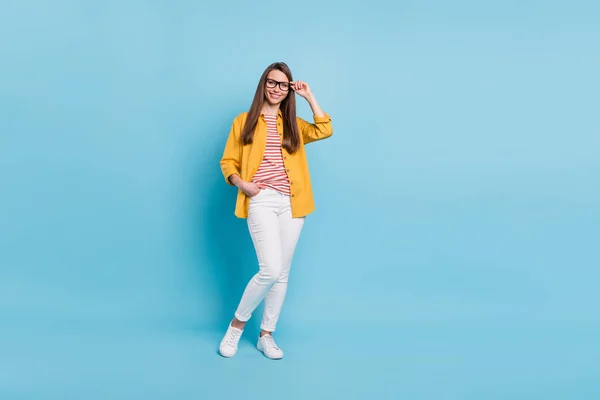 Full length φωτογραφία της νεαρής ελκυστική γυναίκα ευτυχής θετικό χαμόγελο αυτοπεποίθηση γυαλιά αφής χέρι απομονώνονται σε μπλε φόντο χρώμα — Φωτογραφία Αρχείου