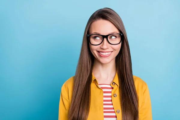 Foto di giovane donna attraente felice sorriso positivo sguardo curioso spazio vuoto isolato su sfondo di colore blu — Foto Stock
