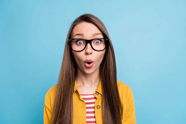 Foto de mujer joven sorprendida sorprendida sorprendida emocionada información falsa novedad aislada sobre fondo de color azul — Foto de Stock