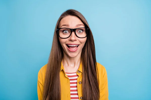Zdjęcie młodej podekscytowanej kobiety szczęśliwy pozytywny uśmiech zdumiony zaskoczony zaskoczony podekscytowany sprzedaży informacji izolowanych na tle niebieskiego koloru — Zdjęcie stockowe