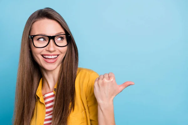 Foto de jovem mulher bonita feliz sorriso positivo ponto polegar espaço vazio anunciar escolha isolada sobre fundo de cor azul — Fotografia de Stock