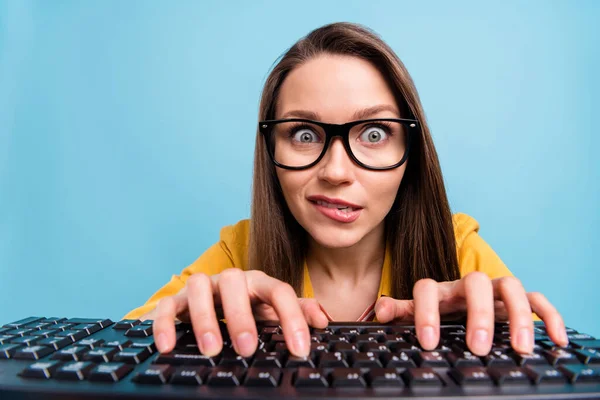 Foto di giovane bella donna morso labbra denti preoccupato nervoso digitando tastiera computer isolato su sfondo di colore blu — Foto Stock