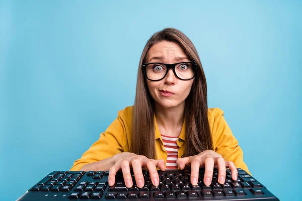Foto de jovem mulher atraente infeliz chateado problema falhar erro programador teclado pc isolado sobre fundo de cor azul — Fotografia de Stock