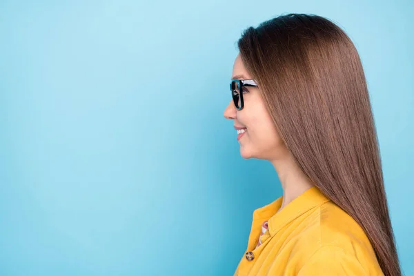 Foto del lado del perfil de la joven alegre sonrisa positiva feliz mirada espacio vacío confiado aislado sobre fondo de color azul — Foto de Stock