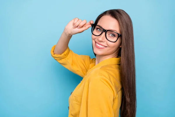 Perfil da foto lateral da menina bonita atraente jovem feliz sorriso positivo mão toque óculos fresco isolado sobre fundo de cor azul — Fotografia de Stock