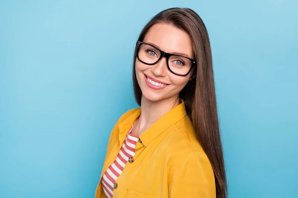 Foto de alegre jovem bonita mulher sorriso bom humor usar óculos isolados no fundo cor azul pastel — Fotografia de Stock