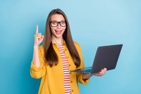 Photo de jeune femme heureux sourire positif doigt ont idée génie ordinateur portable penser isolé sur fond de couleur bleue — Photo