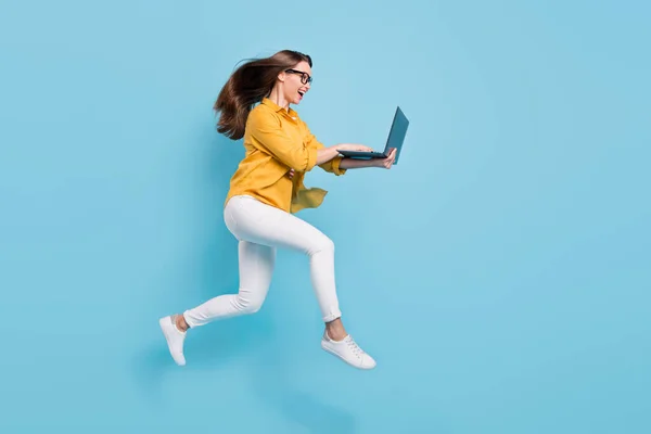 Foto lateral do perfil de tamanho completo da jovem mulher feliz sorriso positivo salto bate-papo tipo e-mail laptop isolado sobre fundo de cor azul — Fotografia de Stock