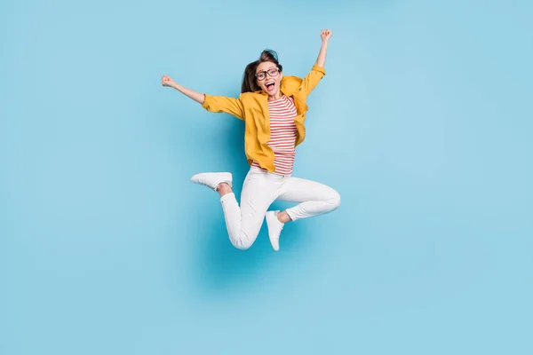 Full size foto van jonge vrouw gelukkig positieve glimlach vieren overwinning geluk succes sprong geïsoleerd over blauwe kleur achtergrond — Stockfoto