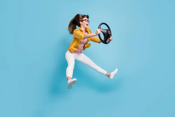 Volledig lichaam profiel zijkant foto van jonge vrouw gelukkig glimlach springen hold stuurwiel rijden auto snel geïsoleerd over blauwe kleur achtergrond — Stockfoto