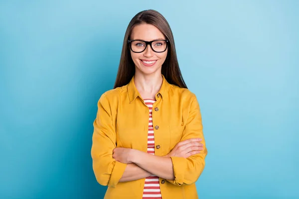 Foto de la joven mujer de negocios alegre sonrisa positiva feliz doblado manos aisladas sobre fondo de color azul — Foto de Stock