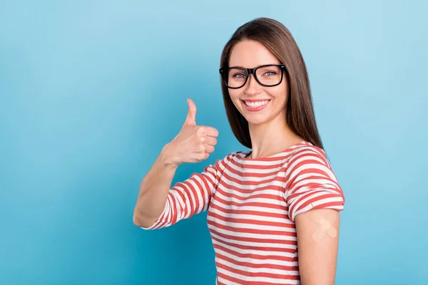Perfil da foto lateral da menina feliz sorriso positivo mostrar thumb-up como conselho anúncio legal multa primeira ajuda isolada sobre fundo de cor azul — Fotografia de Stock