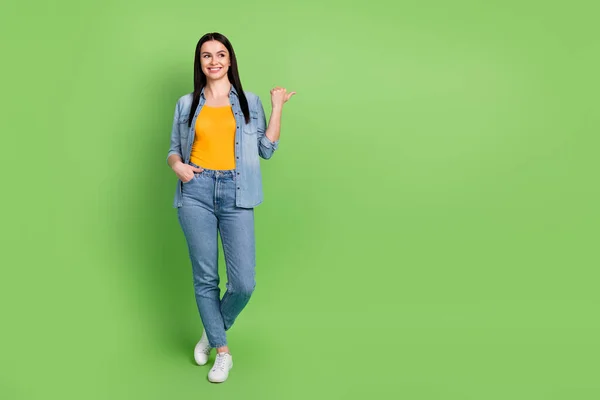 Full storlek foto av unga leende drömmande flicka peka finger copyspace reklam produkt isolerad på grön färg bakgrund — Stockfoto